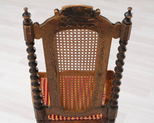 Lataa kuva Galleria-katseluun, Antiikkinen ruokatuoli raidallisella istuimella