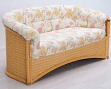 Lataa kuva Galleria-katseluun, 2,5-istuttava rottinkisohva kukkakuviolla