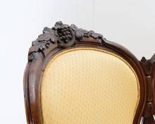 Lataa kuva Galleria-katseluun, Antiikkinen sohva keltaisella verhoilulla