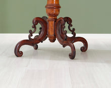 Lataa kuva Galleria-katseluun, Antiikkinen sivupöytä suorakaiteen muotoisella pöytälevyllä