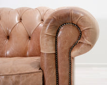 Lataa kuva Galleria-katseluun, 3-istuttava Chesterfield-tyylinen nahkasohva ruskea