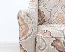 Load image into Gallery viewer, Ashley Wilcox nojatuoli kuviollisella verhoilulla