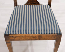 Lataa kuva Galleria-katseluun, Antiikkinen tuoli raidallisella istuimella