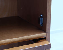 Load image into Gallery viewer, Asko Aspö hyllystö lasiovilla ruskea