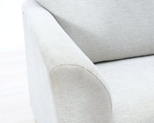 Lataa kuva Galleria-katseluun, 2-istuttava kangassohva vaaleanharmaa