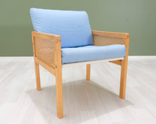 Lataa kuva Galleria-katseluun, Nojatuoli vaaleansinisellä verhoilulla
