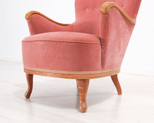 Lataa kuva Galleria-katseluun, Antiikkinen nojatuoli vaaleanpunainen