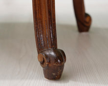 Lataa kuva Galleria-katseluun, Antiikkinen jakkara kangasistuimella