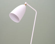 Lataa kuva Galleria-katseluun, Gubi Gräshoppa lattiavalaisin valkoinen