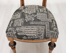 Lataa kuva Galleria-katseluun, Antiikkinen tuoli kangasistuimella