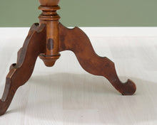 Lataa kuva Galleria-katseluun, Antiikkinen sivupöytä