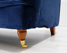 Lataa kuva Galleria-katseluun, 2-istuttava Howard-tyylinen samettisohva sininen