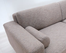 Lataa kuva Galleria-katseluun, 3-istuttava kangassohva ruskea