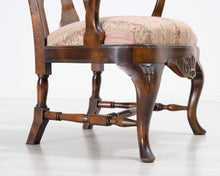 Lataa kuva Galleria-katseluun, Antiikkinen nojatuoli kukallisella istuimella