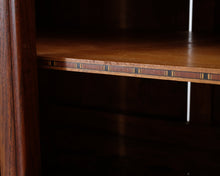 Lataa kuva Galleria-katseluun, Antiikkinen vaatekaappi