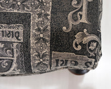 Lataa kuva Galleria-katseluun, Antiikkinen tuoli kangasistuimella