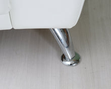 Lataa kuva Galleria-katseluun, 2-istuttava nahkasohva valkoinen