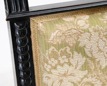 Lataa kuva Galleria-katseluun, Antiikkinen nojatuoli kukallisella istuimella