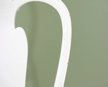 Lataa kuva Galleria-katseluun, Antiikkinen tuoli valkoinen