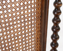 Lataa kuva Galleria-katseluun, Antiikkinen ruokatuoli raidallisella istuimella