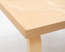 Load image into Gallery viewer, Artek sivupöytä 90 x 75 cm