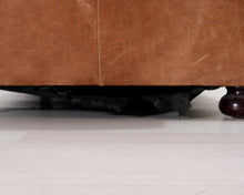 Lataa kuva Galleria-katseluun, 3-istuttava Chesterfield-tyylinen nahkasohva ruskea