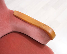 Lataa kuva Galleria-katseluun, Antiikkinen nojatuoli vaaleanpunainen