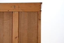 Lataa kuva Galleria-katseluun, Antiikkinen kaappi massiivitammesta