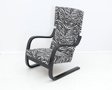 Lataa kuva Galleria-katseluun, Artek 401 nojatuoli zebra-kankaalla