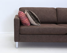 Lataa kuva Galleria-katseluun, Kuusilinna 3-istuttava sohva tummanruskea
