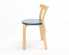 Load image into Gallery viewer, Artek ruokatuoli 68 sininen istuinosa