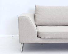 Lataa kuva Galleria-katseluun, Adea Band 2-istuttava kangassohva vaaleanharmaa