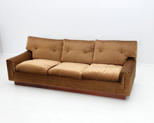 Lataa kuva Galleria-katseluun, Ahti Taskinen Fennia samettisohva kultainen