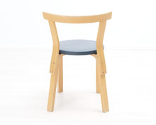 Load image into Gallery viewer, Artek ruokatuoli 68 sininen istuinosa