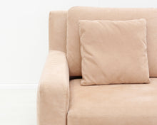 Lataa kuva Galleria-katseluun, 2-istuttava sohva alcantara-kankaalla vaaleanruskea