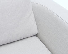 Lataa kuva Galleria-katseluun, Adea Band 2-istuttava kangassohva vaaleanharmaa