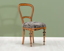 Lataa kuva Galleria-katseluun, Antiikkinen tuoli kangasistuimella