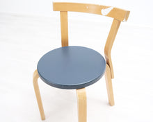 Load image into Gallery viewer, Artek ruokatuoli 68 sininen istuinosa