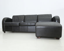 Lataa kuva Galleria-katseluun, 3-istuttava antiikkinahkainen sohva rahilla