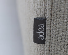 Lataa kuva Galleria-katseluun, Adea Band 2-istuttava kangassohva vaaleanharmaa