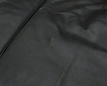 Lataa kuva Galleria-katseluun, 3-istuttava antiikkinahkainen sohva rahilla