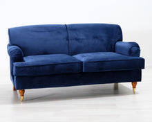 Lataa kuva Galleria-katseluun, 2-istuttava Howard-tyylinen samettisohva sininen