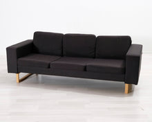Lataa kuva Galleria-katseluun, 3-istuttava kangassohva musta