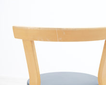 Load image into Gallery viewer, Artek ruokatuoli 68 sininen istuinosa