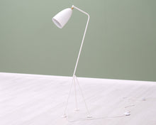 Lataa kuva Galleria-katseluun, Gubi Gräshoppa lattiavalaisin valkoinen