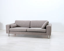 Lataa kuva Galleria-katseluun, 3-istuttava kangassohva ruskea