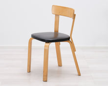 Lataa kuva Galleria-katseluun, Artek 69 tuoli koivu / musta nahka