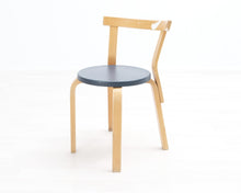 Load image into Gallery viewer, Artek ruokatuoli 68 sininen istuinosa