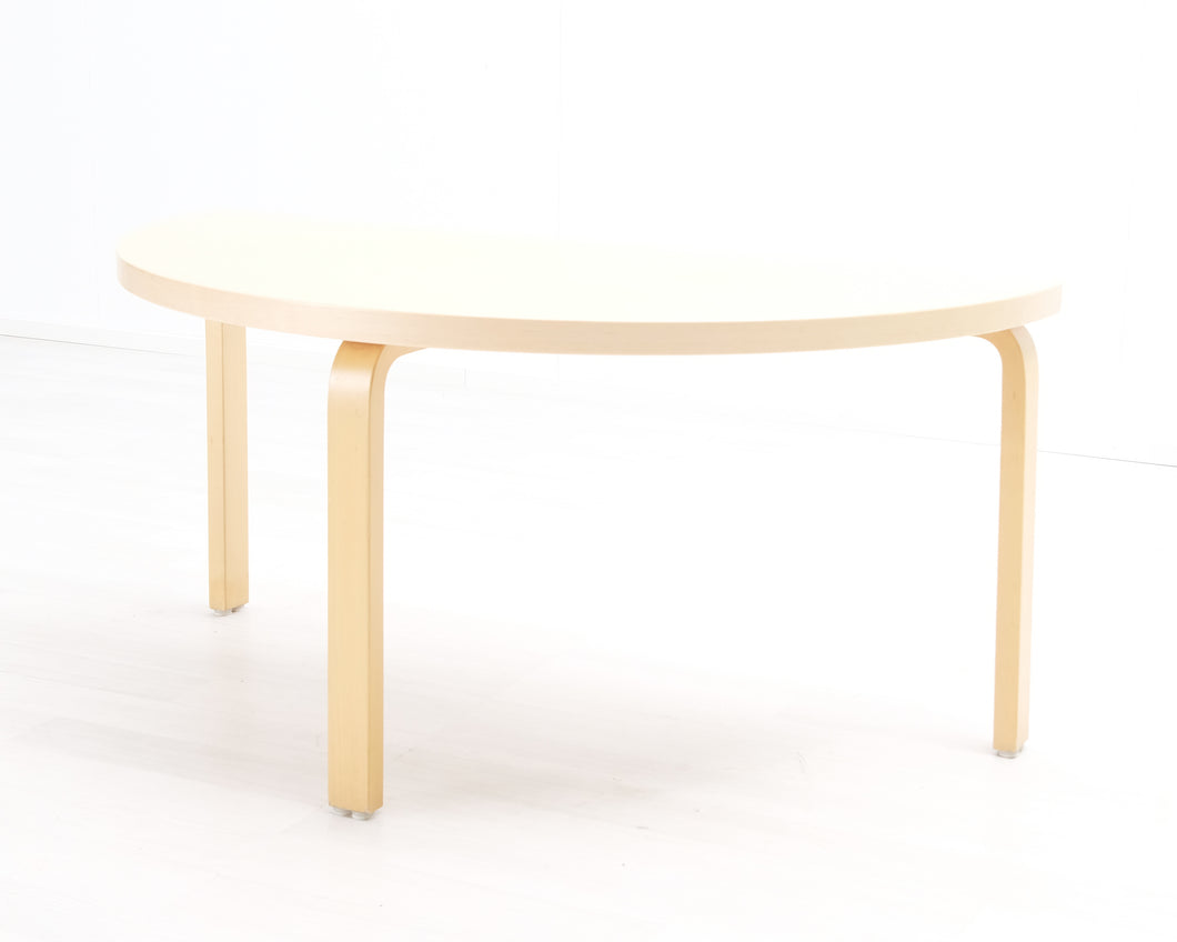 Artek 95 puolipyöreä kahvipöytä