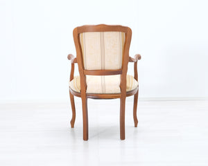Käsinojallinen tuoli kangasverhoilulla beige